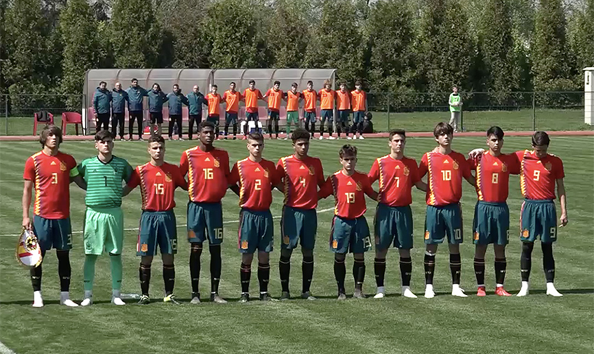El once de la Sub-16 escuchando el himno antes del partido