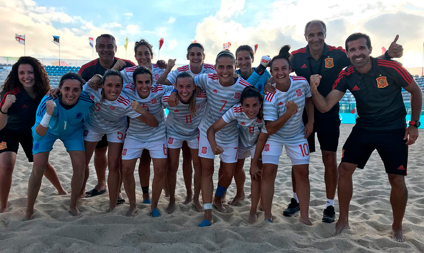 Las jugadoras españolas posan tras ganar ante Inglaterra