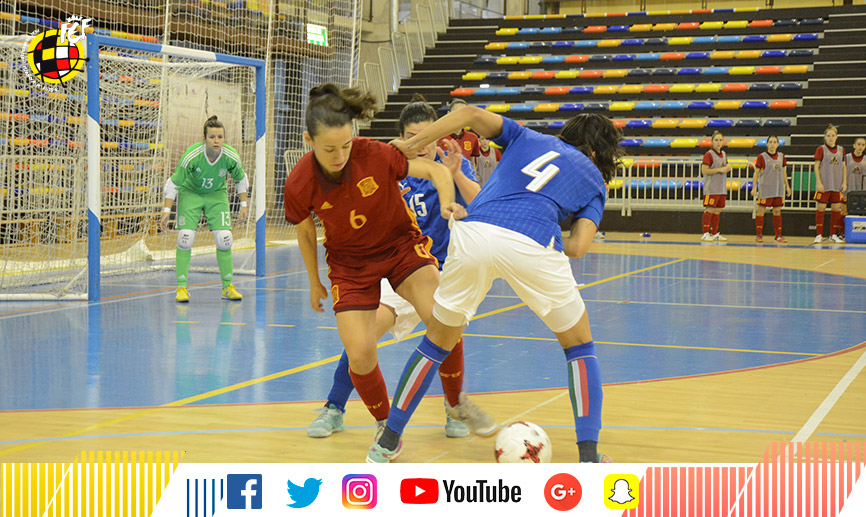 La jugadora española y la italiana disputan un balón