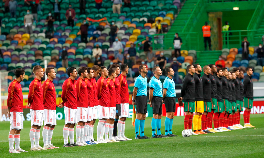 España y Portugal escuchan los himnos antes del último partido en Lisboa