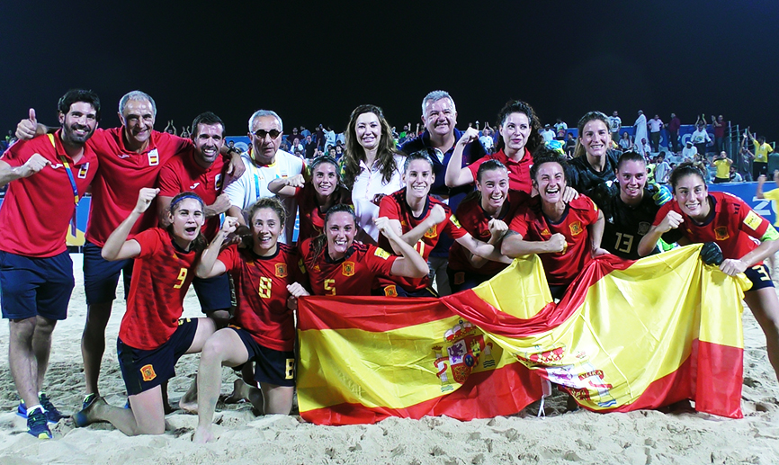 España posa tras lograr el triunfo