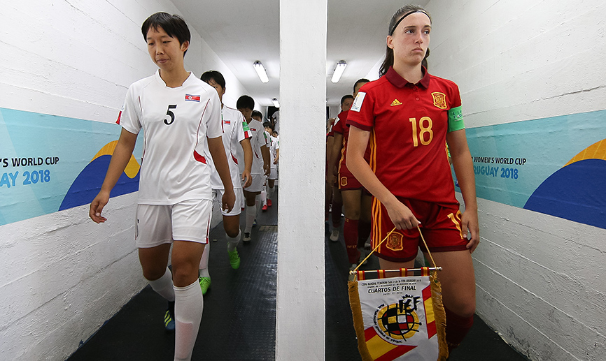 Eva Navarro saliendo por los vestuarios