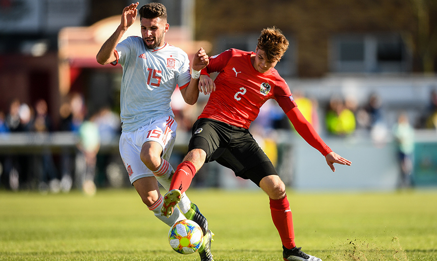 Joseda lucha un balón en el partido ante Austria 