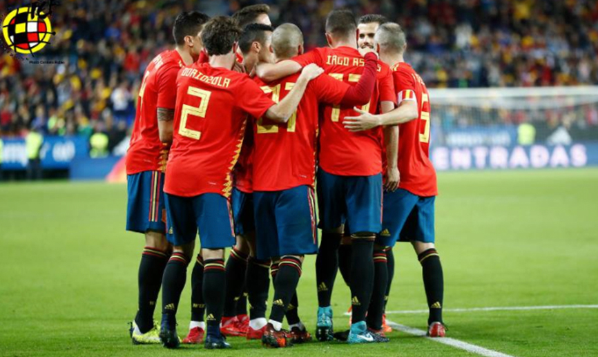 España celebra un gol contra Costa Rica