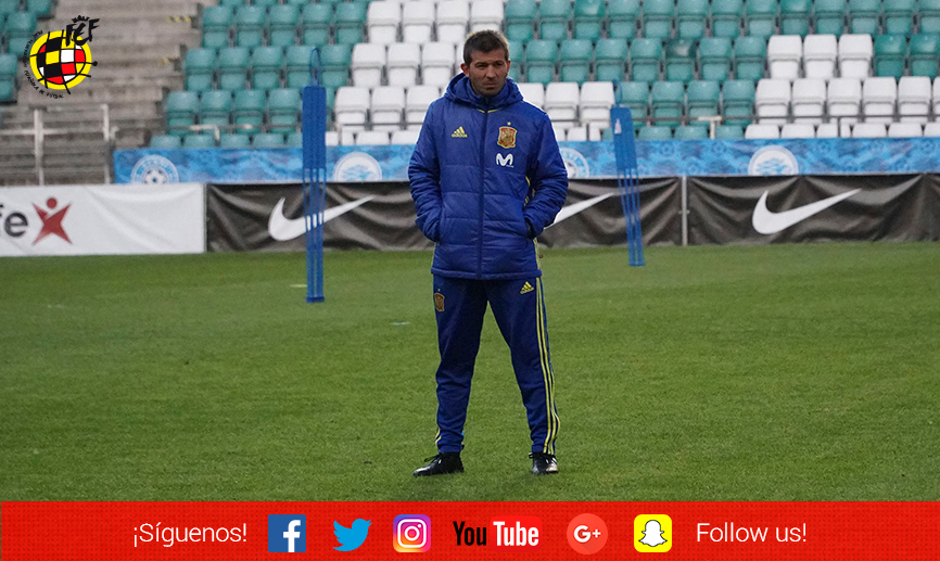 El Seleccionador nacional Sub.21, Albert Celades, durante el entrenamiento del equipo en Estonia