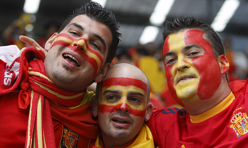 Tres aficionados en el Estadio Ernst Happel en la previa de la final ante Alemania