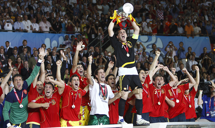 Iker Casillas levantando la Eurocopa de 2008 tras el triunfo ante Alemania