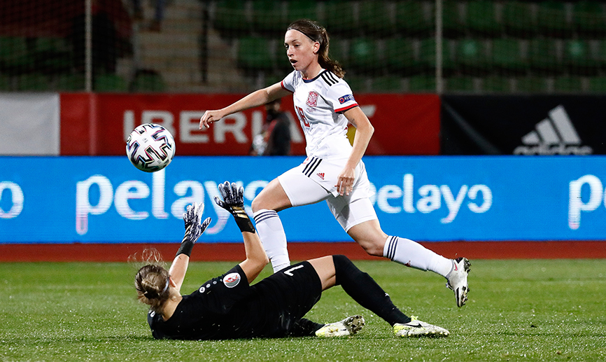 Eva navarro en el momento de marcar su gol a Moldavia