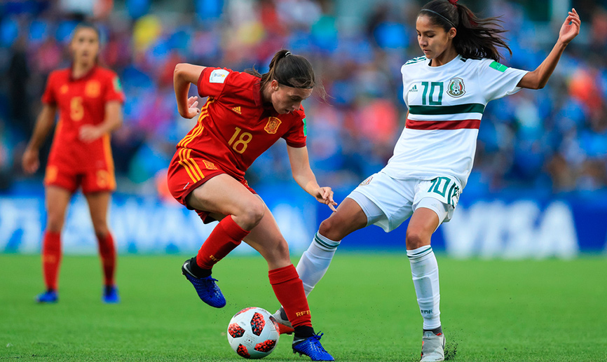 Eva recorta ante una jugadora mexicana