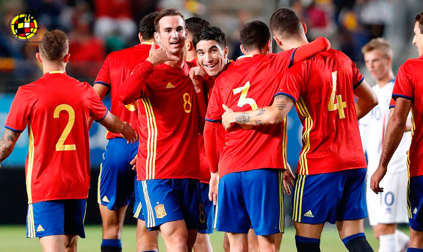 Fabián Ruiz y Carlos Soler celebran un gol con la selección Sub-21