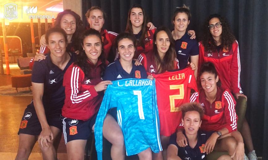 Las jugadoras de la Selección felicitan a Rafa Nadal