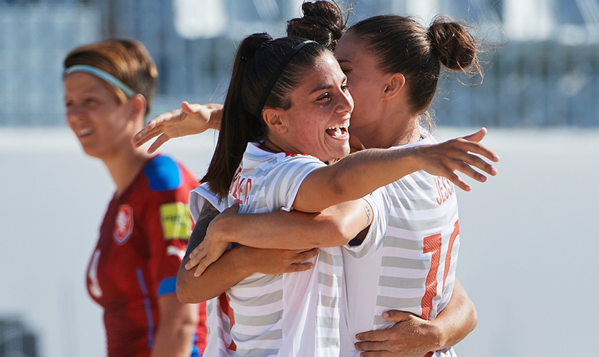 Las jugadoras de la Selección española femenina de fútbol playa celebran un gol contra República Checa