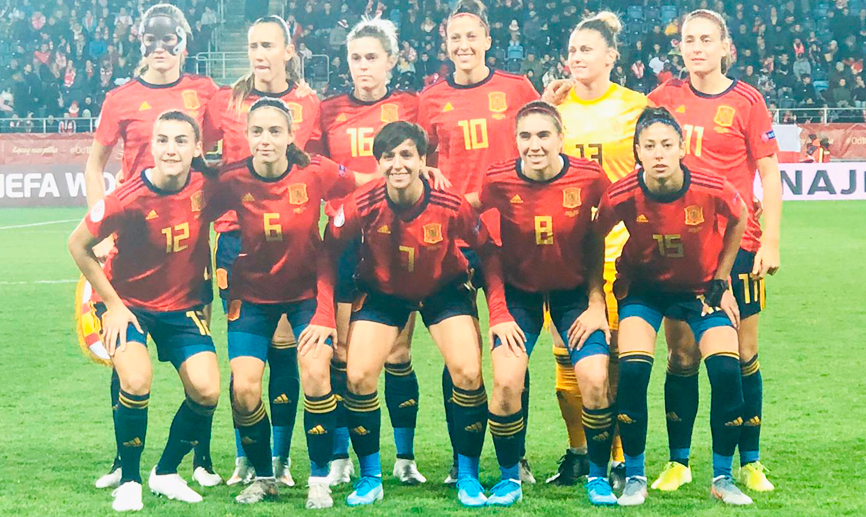 La Selección española femenina posa antes de su encuentro frente a Polonia en Lublin