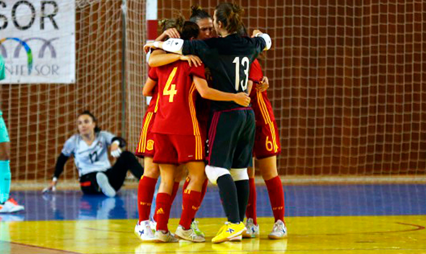 La Selección femenina de fútbol sala celebra un tanto