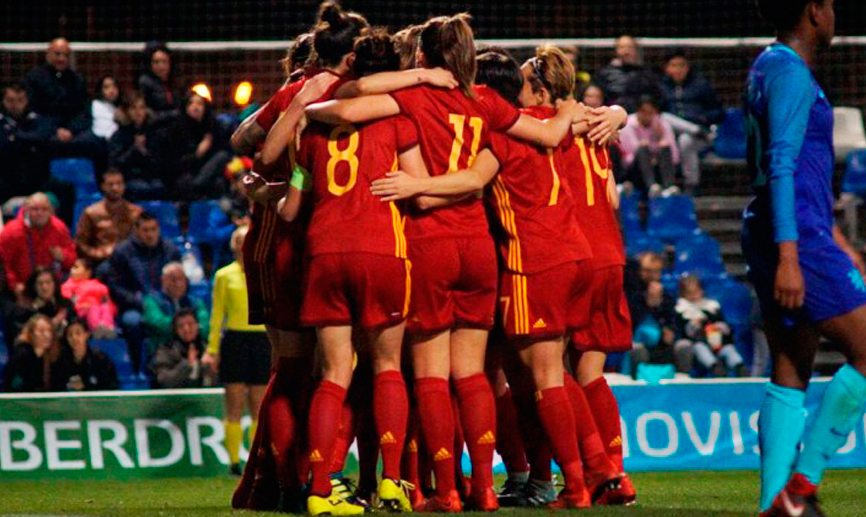 La selección española femenina celebra un gol en su último partido