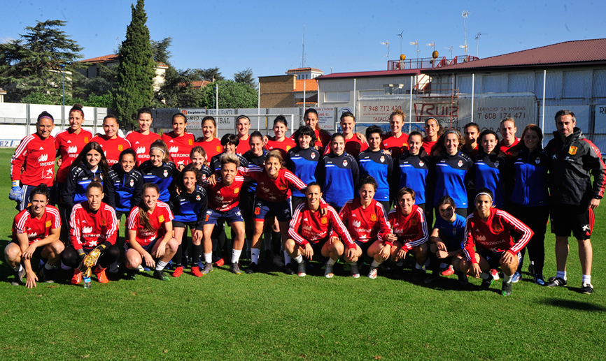 La Selección española femenina posa junto a las integrantes de la Peña Sport en Tafalla (Navarra)