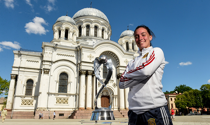 La capitana Eva Navarro posa con la copa en Kaunas
