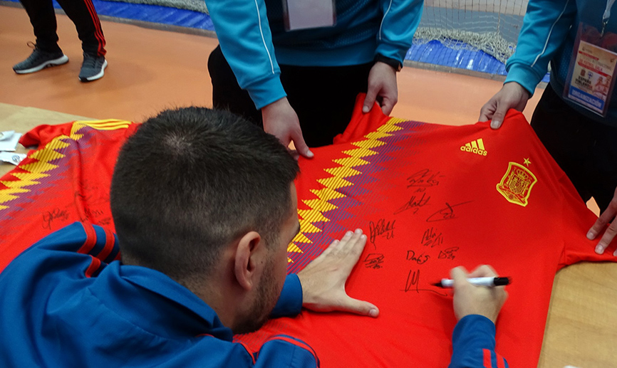 Andresito firma autógrafos