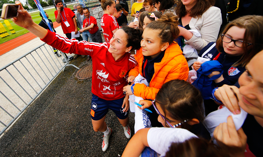 Ivana Andrés se fotografía con los aficionados franceses