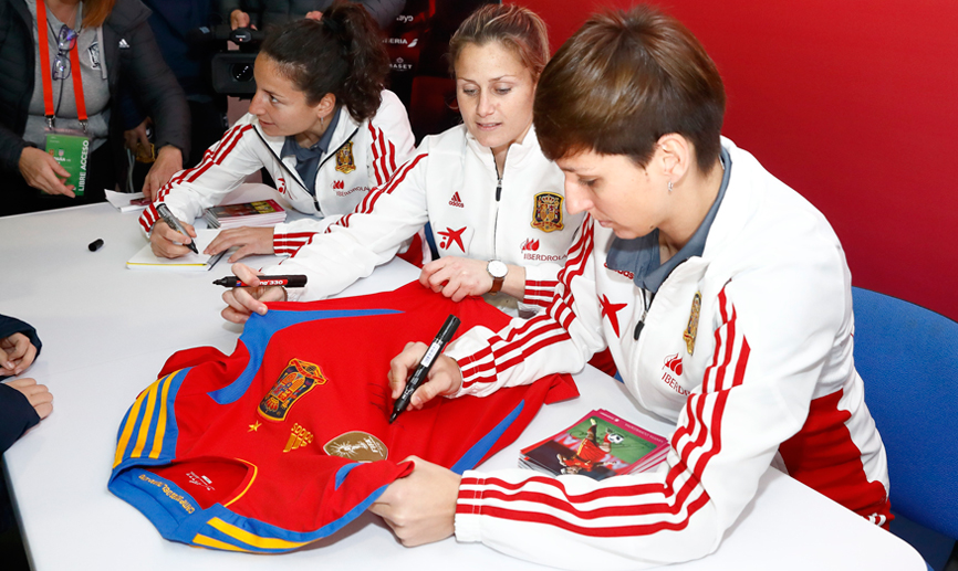 Marta Corredera, Ivana Andrés y Sandra Paños firman sus autógrafos en Alicante