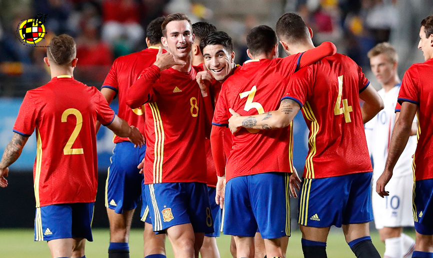 Los jugadores de la Selección española Sub-21 celebran el primer gol contra Islandia