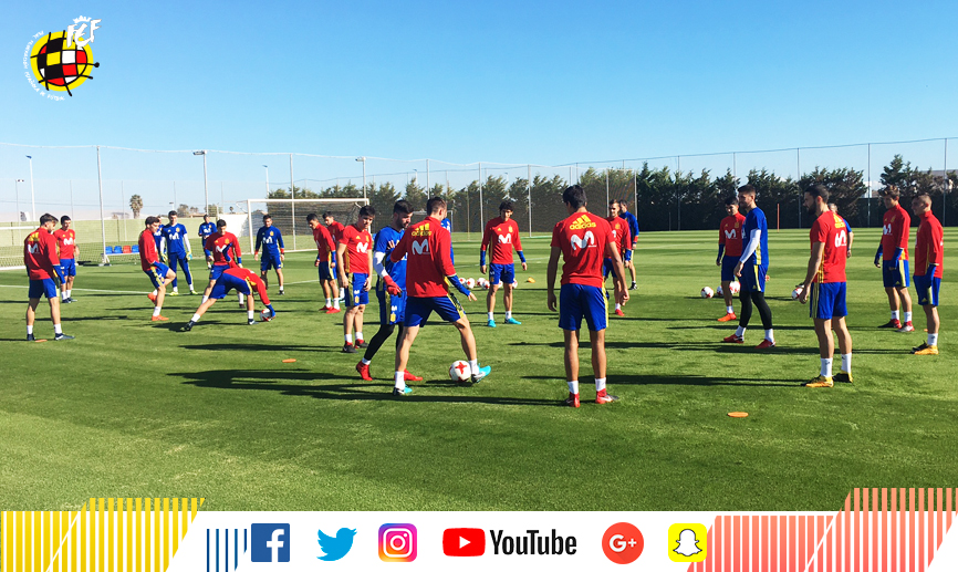 Los jugadores de la Selección española Sub-21 durante su sesión de trabajo en San Pedro del Pinatar