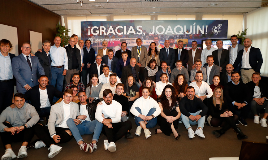 La familia del fútbol playa junto a Joaquín Alonso