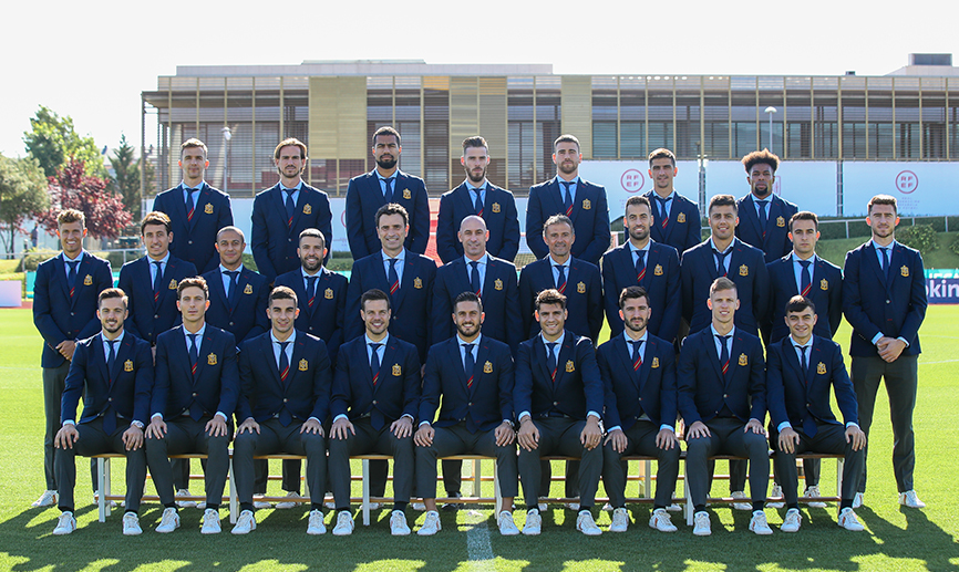 La delegación española posan con su nuevo traje oficial