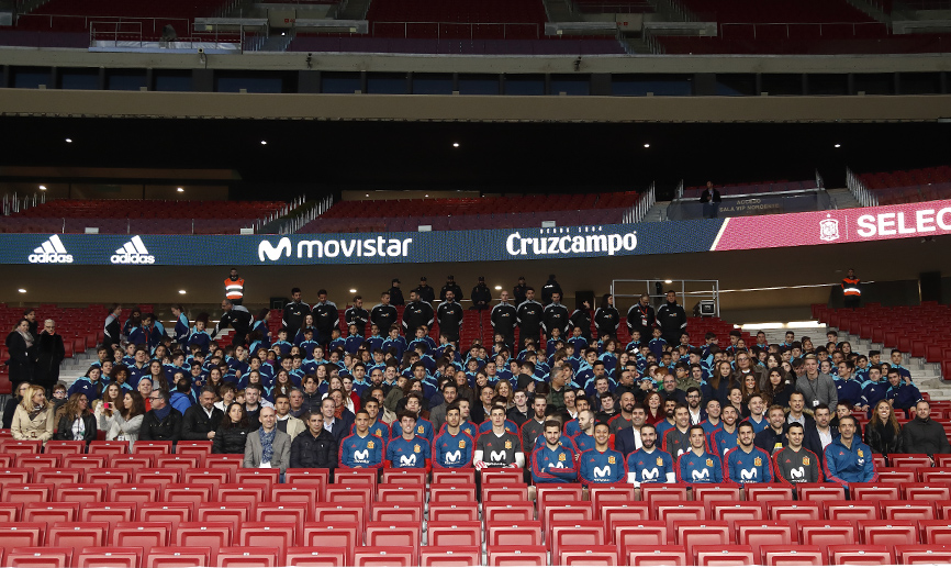 Los internacionales posaron con representantes de AFE al término del entrenamiento en el Wanda Metropolitano