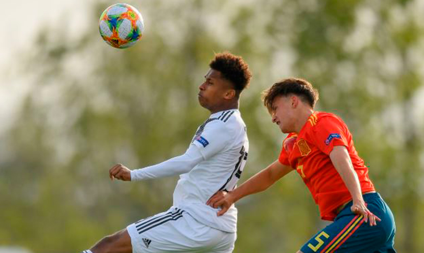 Álvaro Carillo disputa un balón ante Alemania