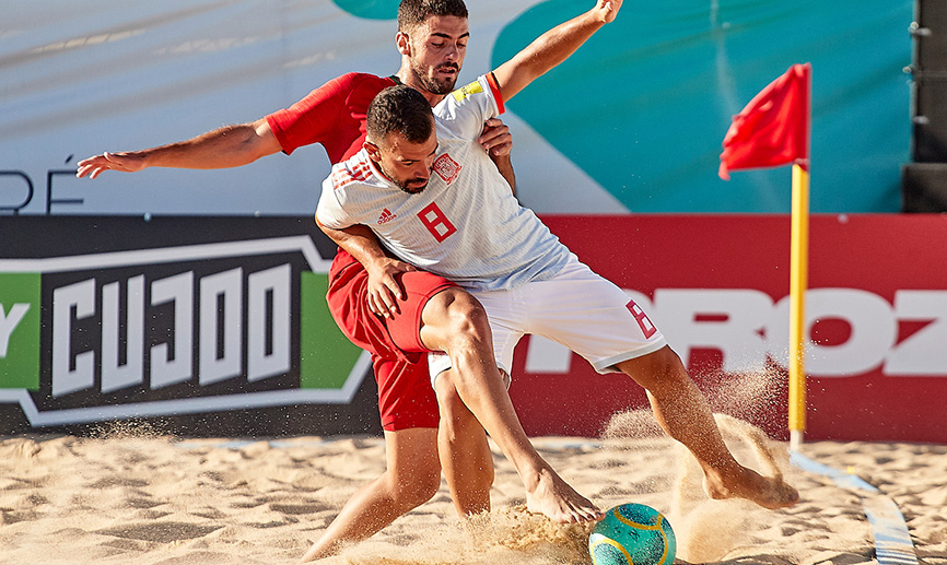 Adrián pugna con un balón ante Portugal
