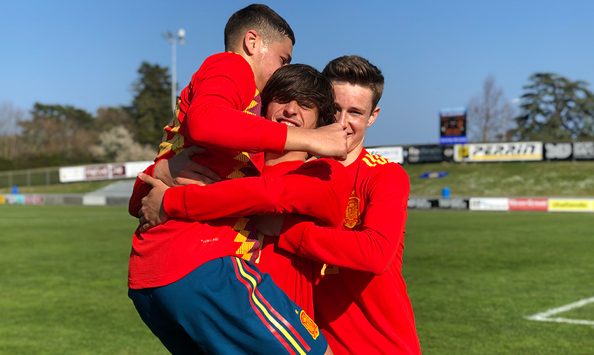 Los jugadores de la Selección española celebran un gol