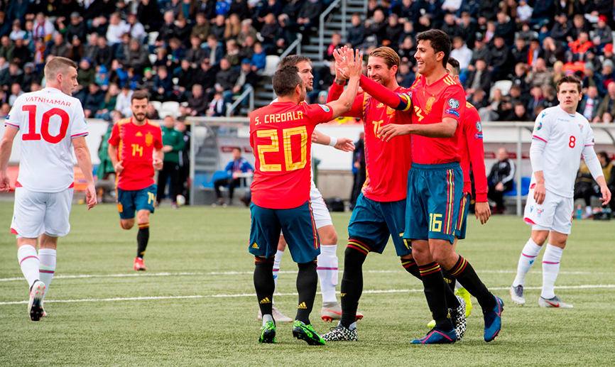 Los jugadores de España celebran un gol