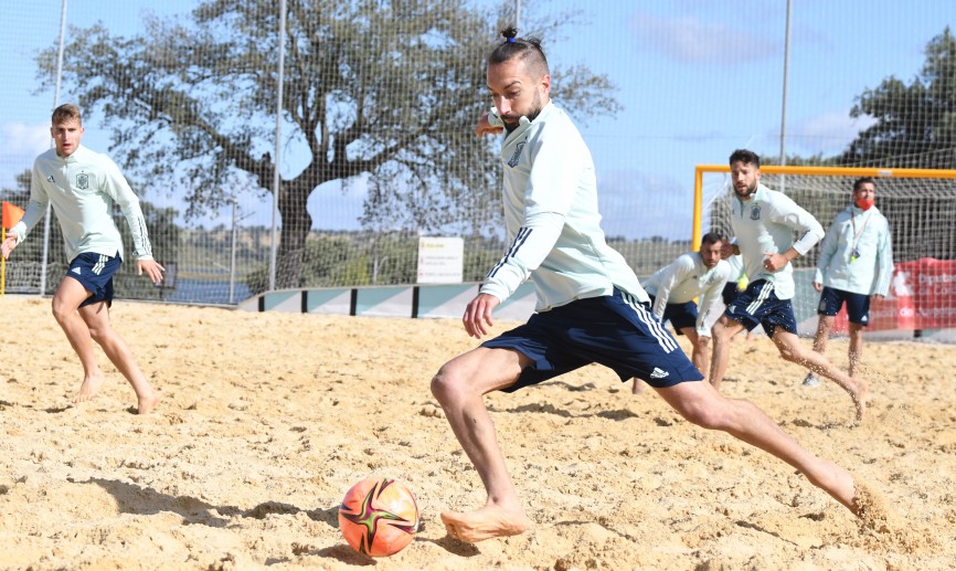 Llorenç remata a puerta en un monento del entrenamiento
