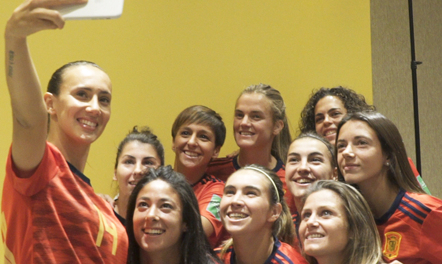 Las jugadoras de la Selección se retratan durante la sesión oficial de fotos
