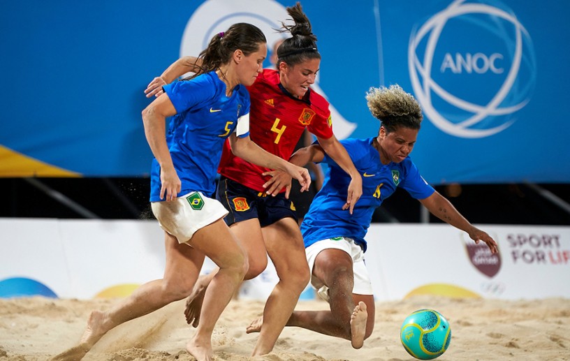 Carmen puja por un balón ante las brasileñas