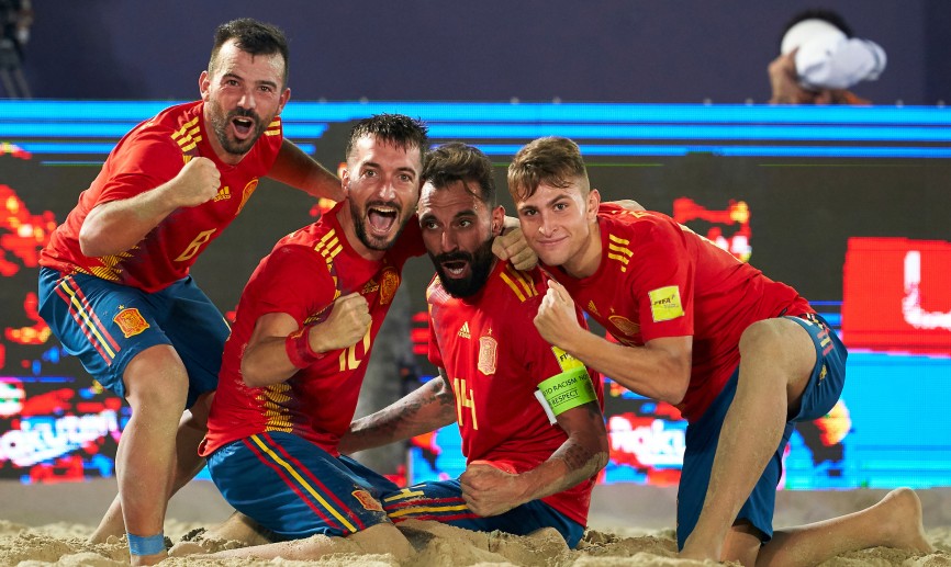 Los jugadores de la Seleción de fútbol playa celebrando un gol