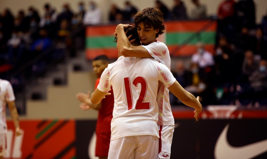 Celebración de la Sub-19 masculina en el último partido amistoso