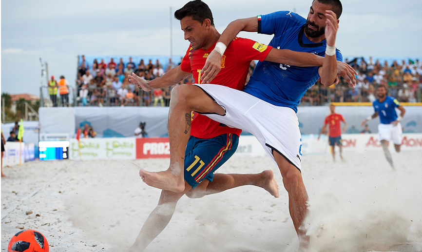 Momento de la final de la Liga Europea de Fútbol Playa entre Italia y España