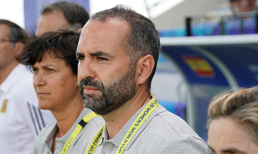 El seleccionador nacional Pedro López durante el partido frente a Paraguay