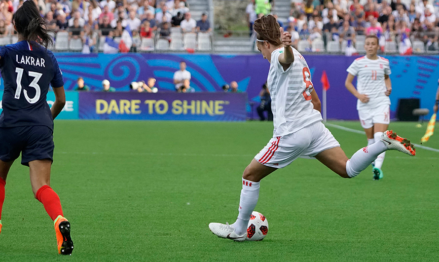 Patri Guijarro rematando a puerta