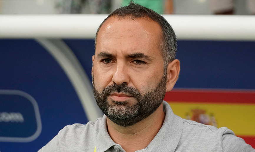 El seleccionador nacional Sub-20 femenino, Pedro López, durante la semifinal frente a Francia