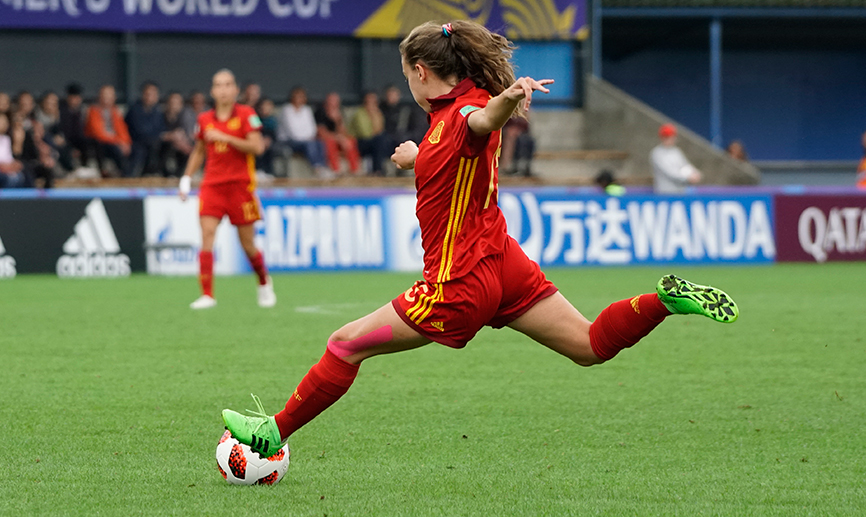 Candela Peña lanzando a puerta