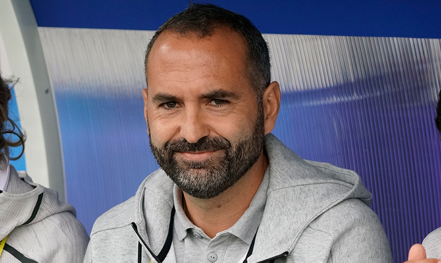 El seleccionador nacional Sub-20 femenino, Pedro López, en gesto pensativo durante el encuentro contra Nigeria