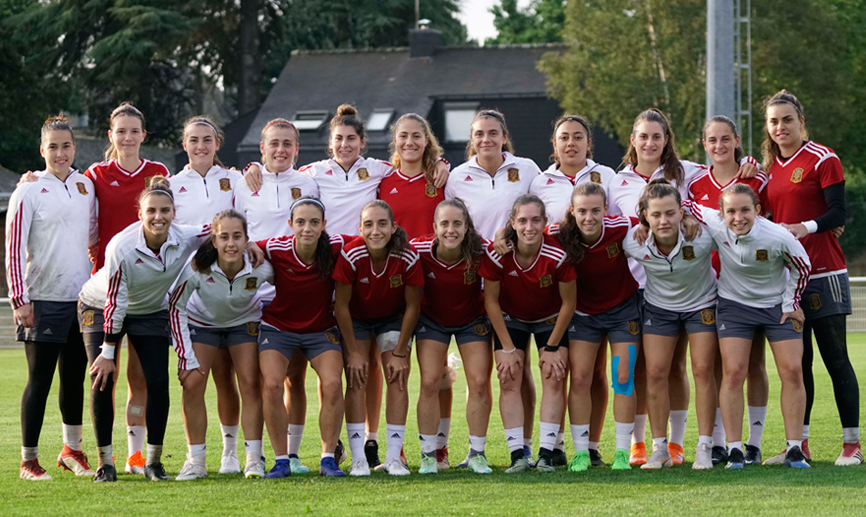 La Selección española Sub-20 femenina posa tras el último entrenamiento antes del partido contra Japón