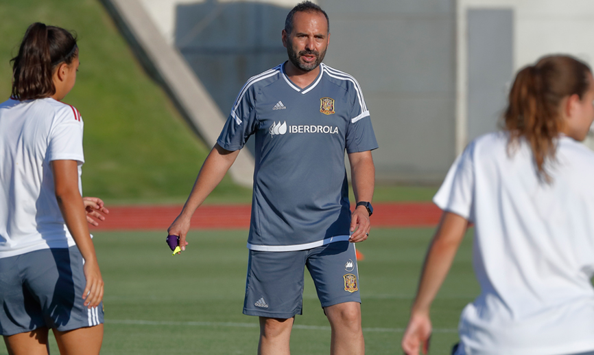 El Seleccionador nacional Sub-20 femenino, Pedro López, dirige la sesión en Las Rozas