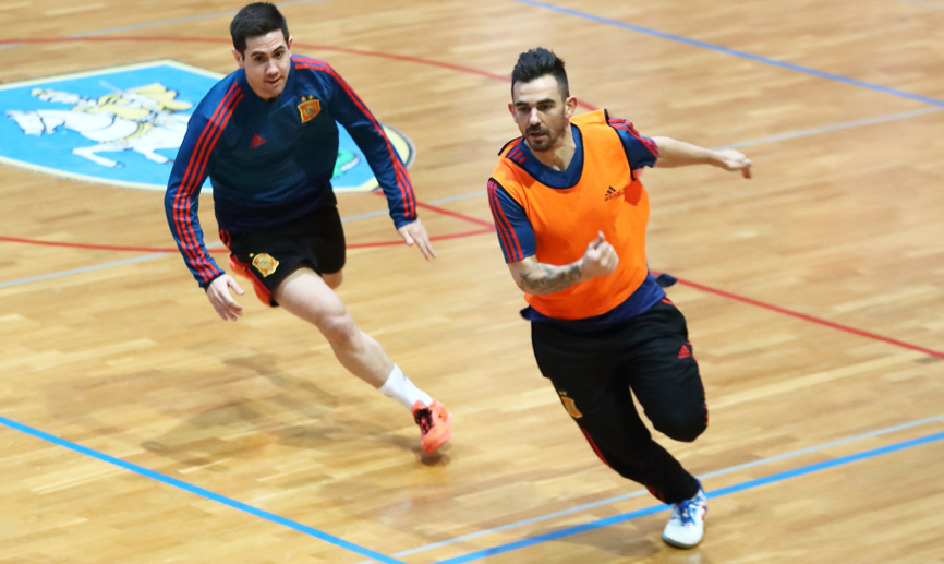 Rafael García "Bebe" persigue a Álex durante el entrenamiento de la selección española de fútbol sala