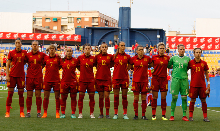 La selección española femenina posa antes de su encuentro frente a Israel en Murcia