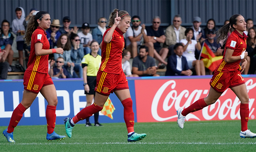 Carmen Menayo celebra su gol frente a Japón en Concarneau
