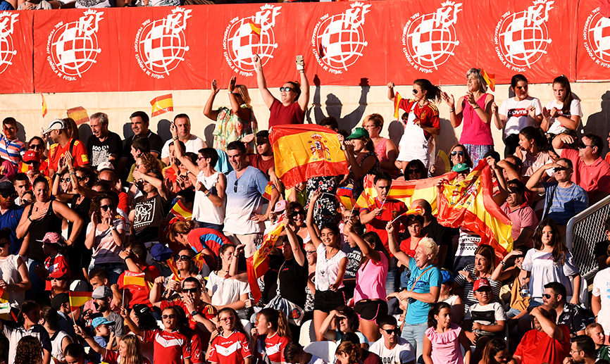 El público de Santander, durante el España-Finlandia femenino